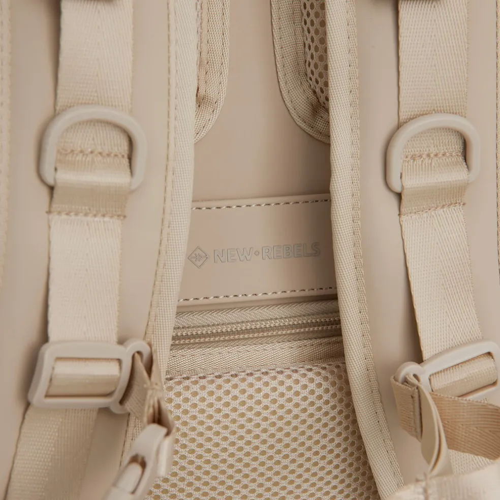 New Rebels Jessi Womby Wochenend-Reisetasche Underseater – 27L Wasserabweisender Kabinenrucksack – 30x20x45 cm Beige